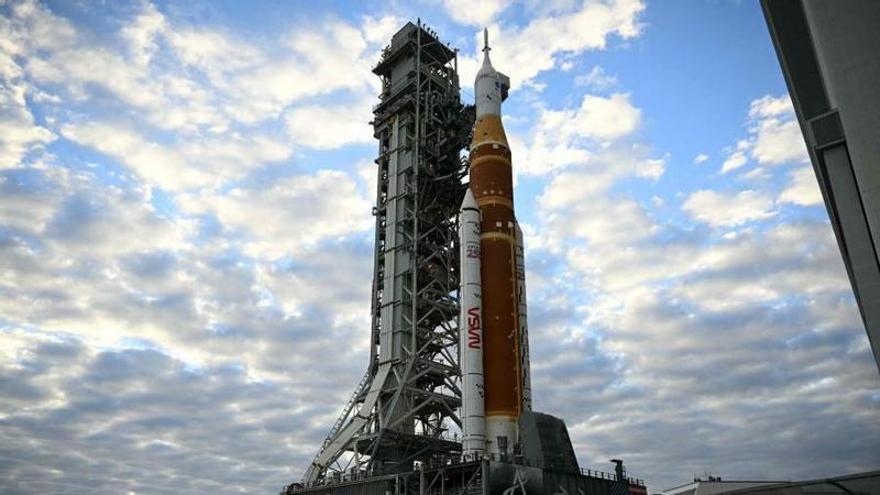 La NASA exhibe Artemis II: el cohete que transportará una misión tripulada a la Luna