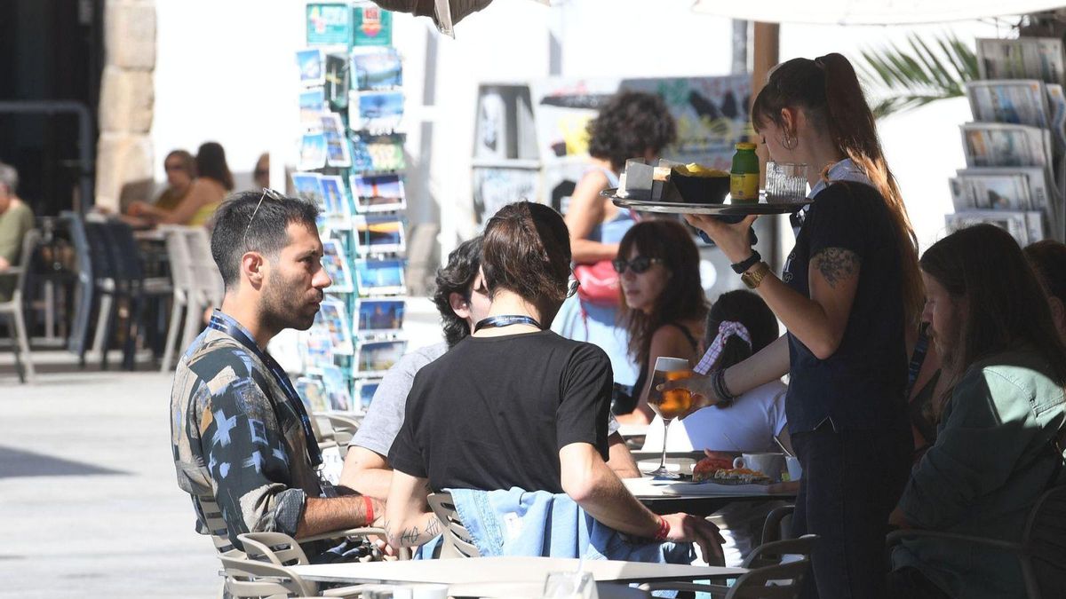 Una camarera sirve a una clienta en el bar Fechorías, cerca de la comisaría de Lonzas.