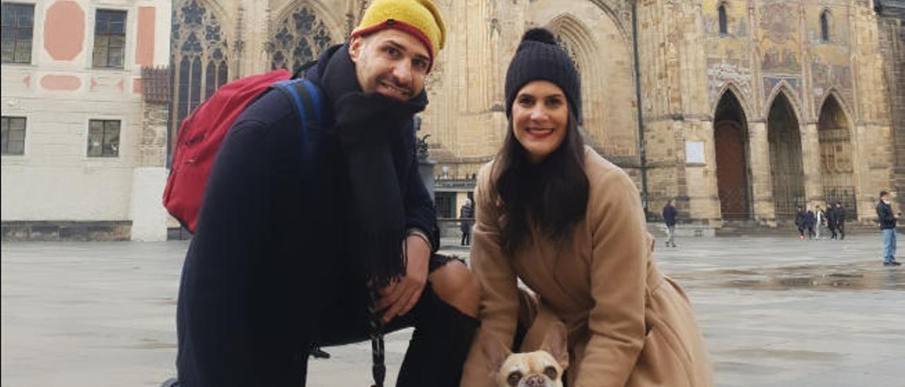 Almudena y Alexander, con el bulldog francés Fesa, junto a la catedral de Praga.