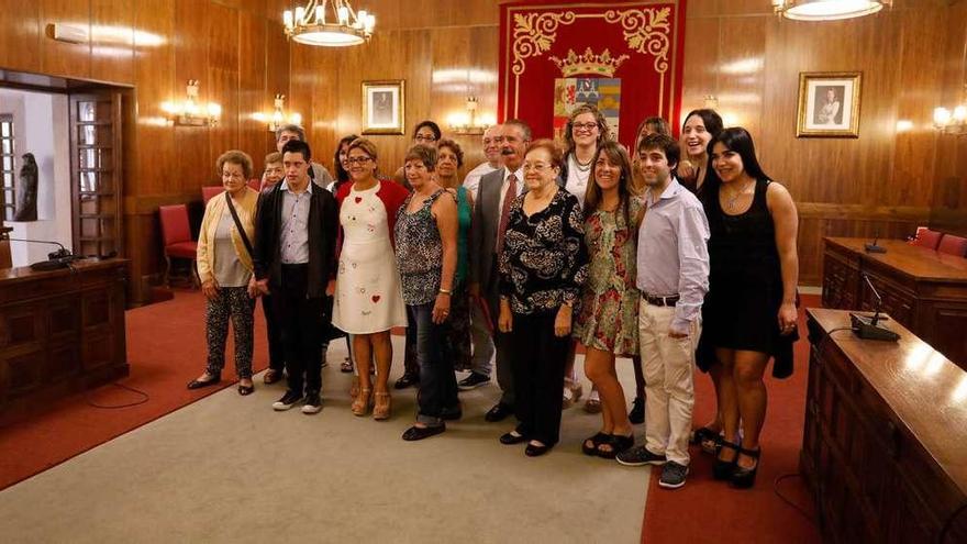 Foto de familia en la recepción a los integrantes de los planes Raíces y Añoranza.