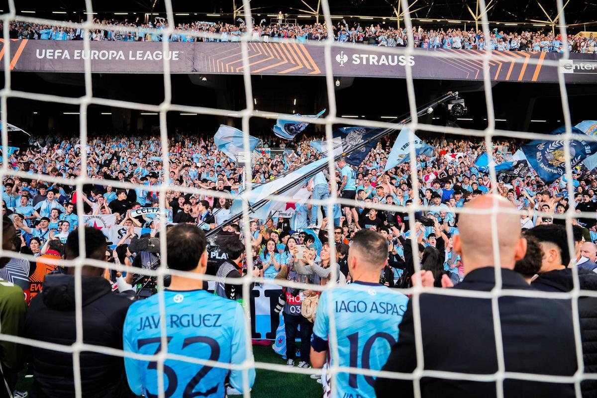 Los jugadores, junto a los aficionados a la conclusión del partido.