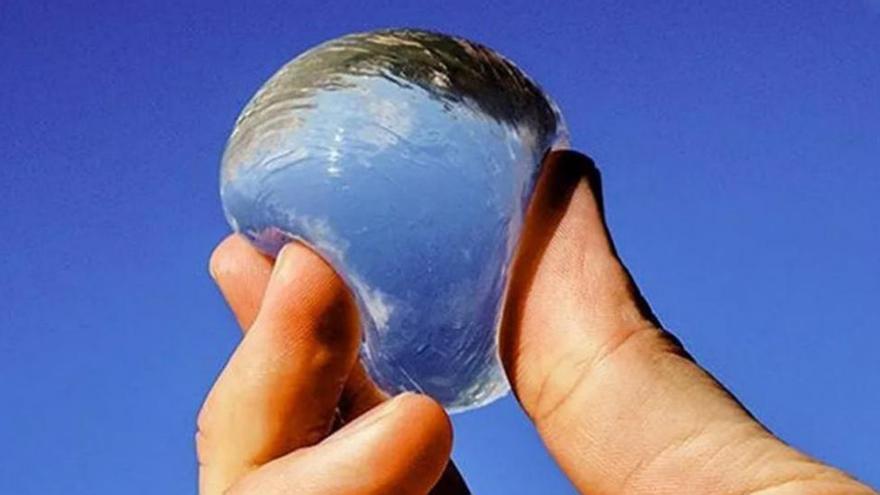 Burbujas de agua, un futuro sin botellas de plástico