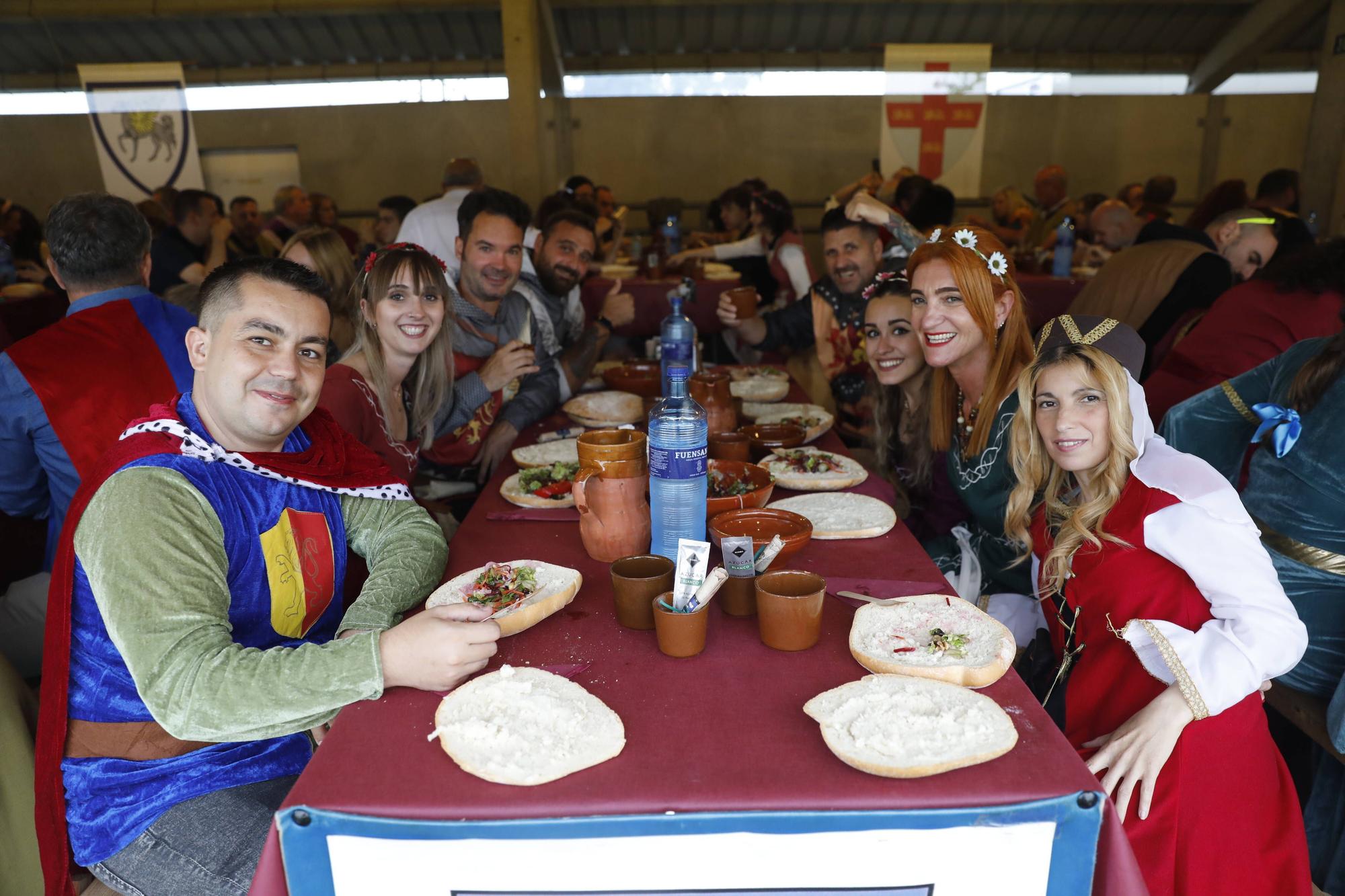 Exconxuraos hasta la bandera: espectacular noche en Llanera, con la gran cena medieval y la fiesta del fuego