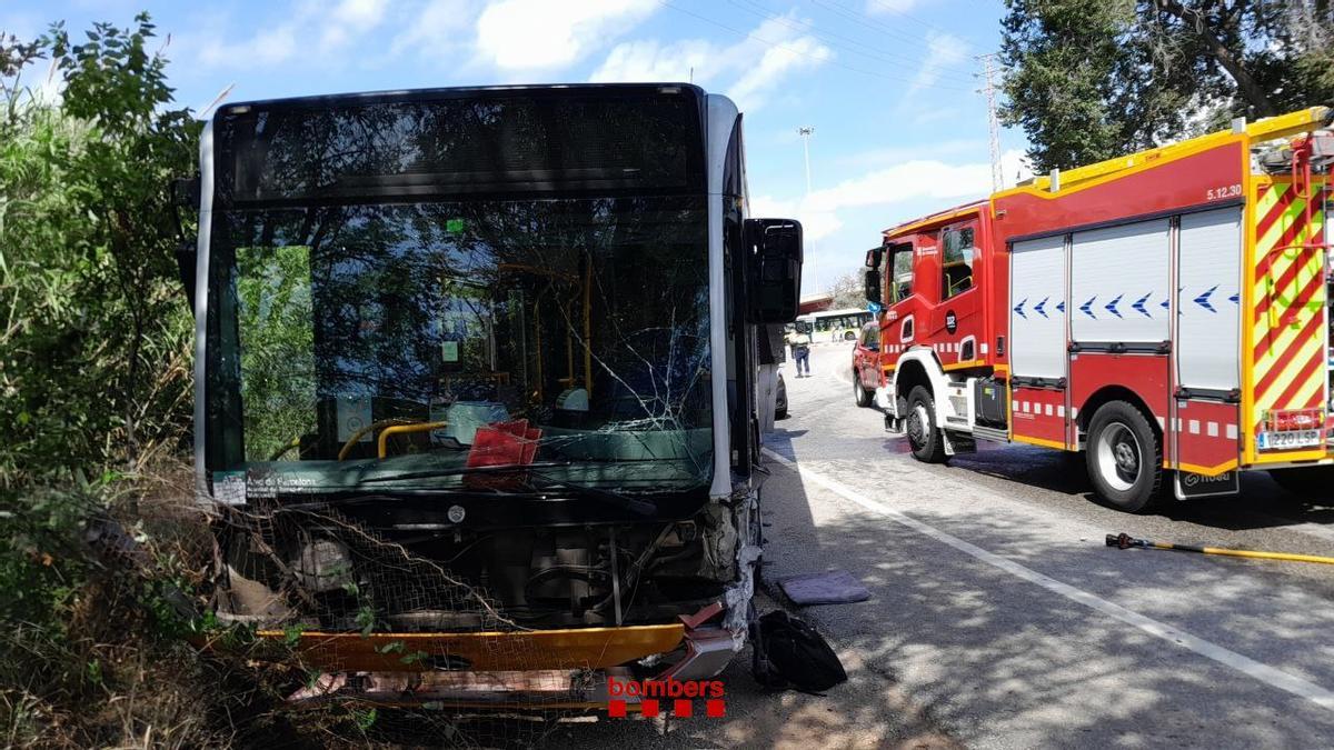 Deu ferits després de xocar un cotxe i un autobús al Prat de Llobregat Deu ferits després de xocar un cotxe i un autobús al Prat de Llobregat