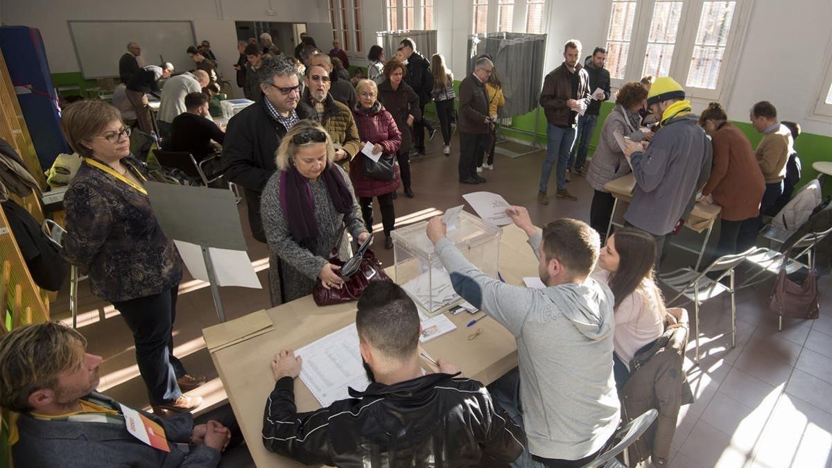 Ciudadanos de Tarragona votando en el colegio electoral del Institut Tarragona.