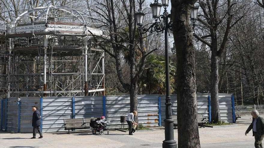 El kiosco de la música del paseo del Bombé, vallado.