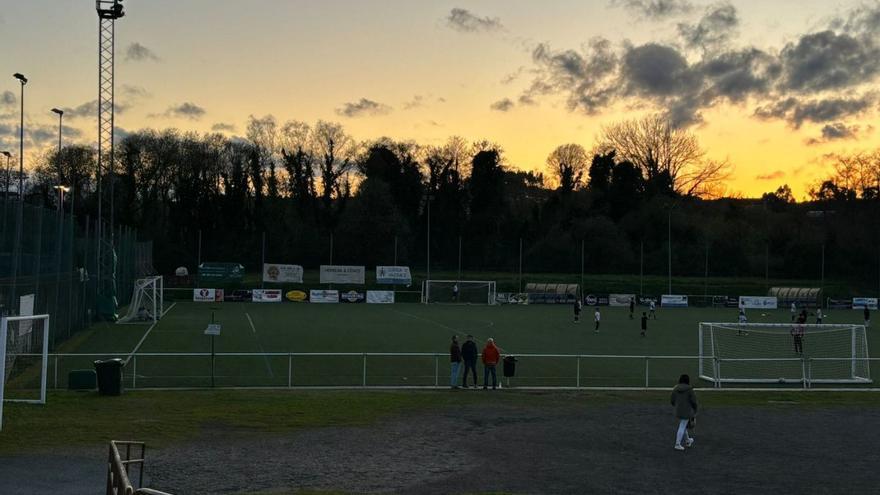 El campo del Once Caballeros, en Lendoiro, sin iluminación este jueves al atardecer. |   // LA OPINIÓN