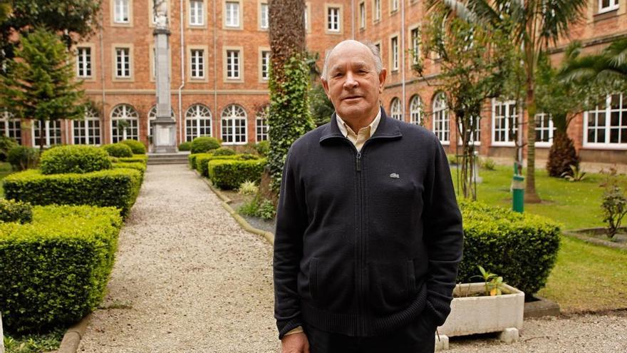 Inocencio Martín Vicente sj, en el patio de la virgen del colegio