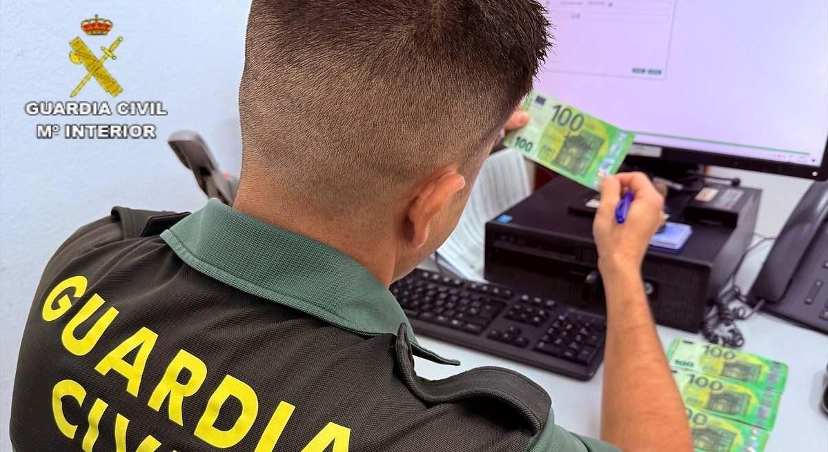 Guardia Civil con un billete falso.