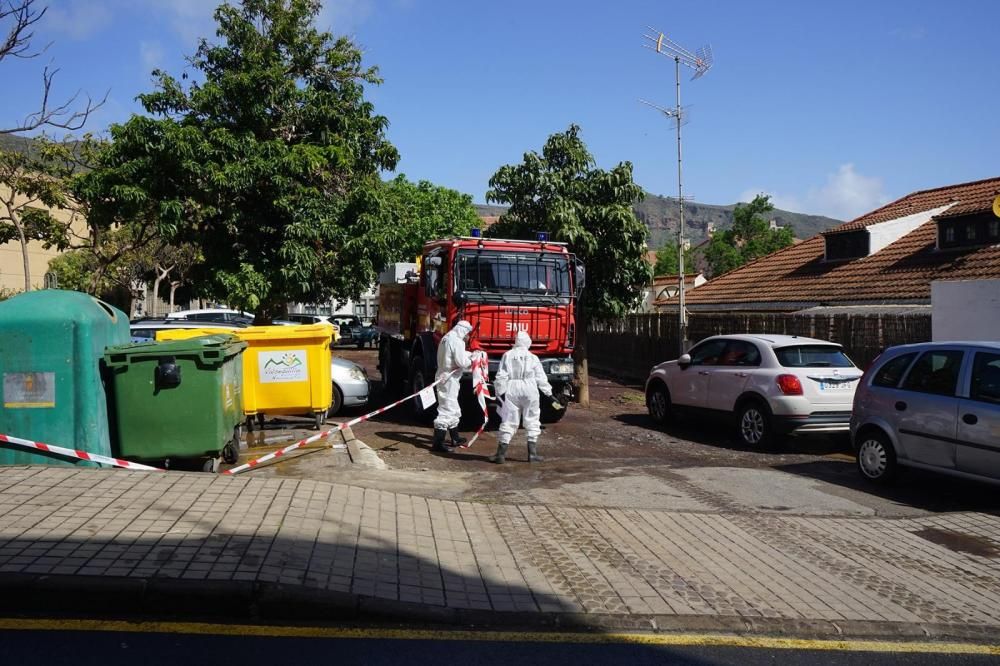 La Unidad Militar de Emergencia limpia los aledaños del centro de salud del municipio después de dos casos positivos de coronavirus