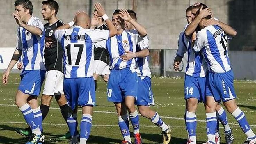 Los jugadores del Avilés celebran un gol ante el Lealtad.