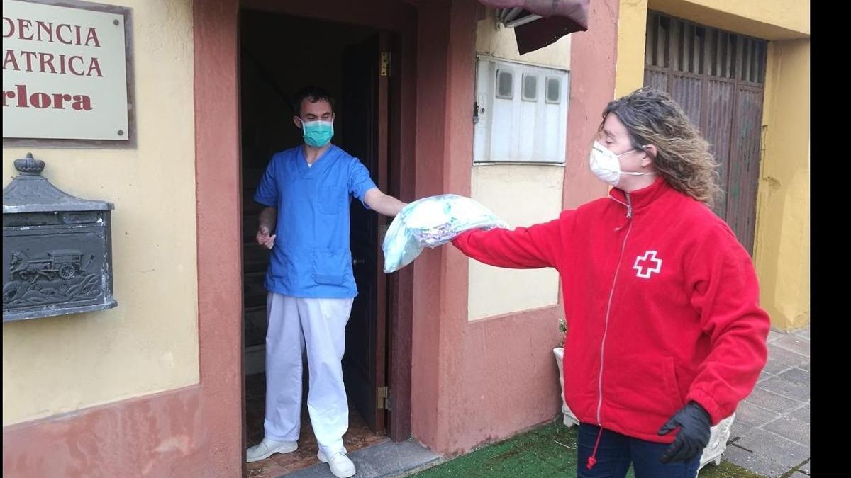 Personal de una residencia geriátrica recibiendo material en los momentos iniciales de la escasez por la pandemia.