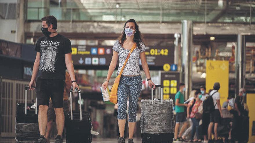 Una pareja de turistas, este lunes a su llegada al aeropuerto de Tenerife Sur en un vuelo de Jet2.