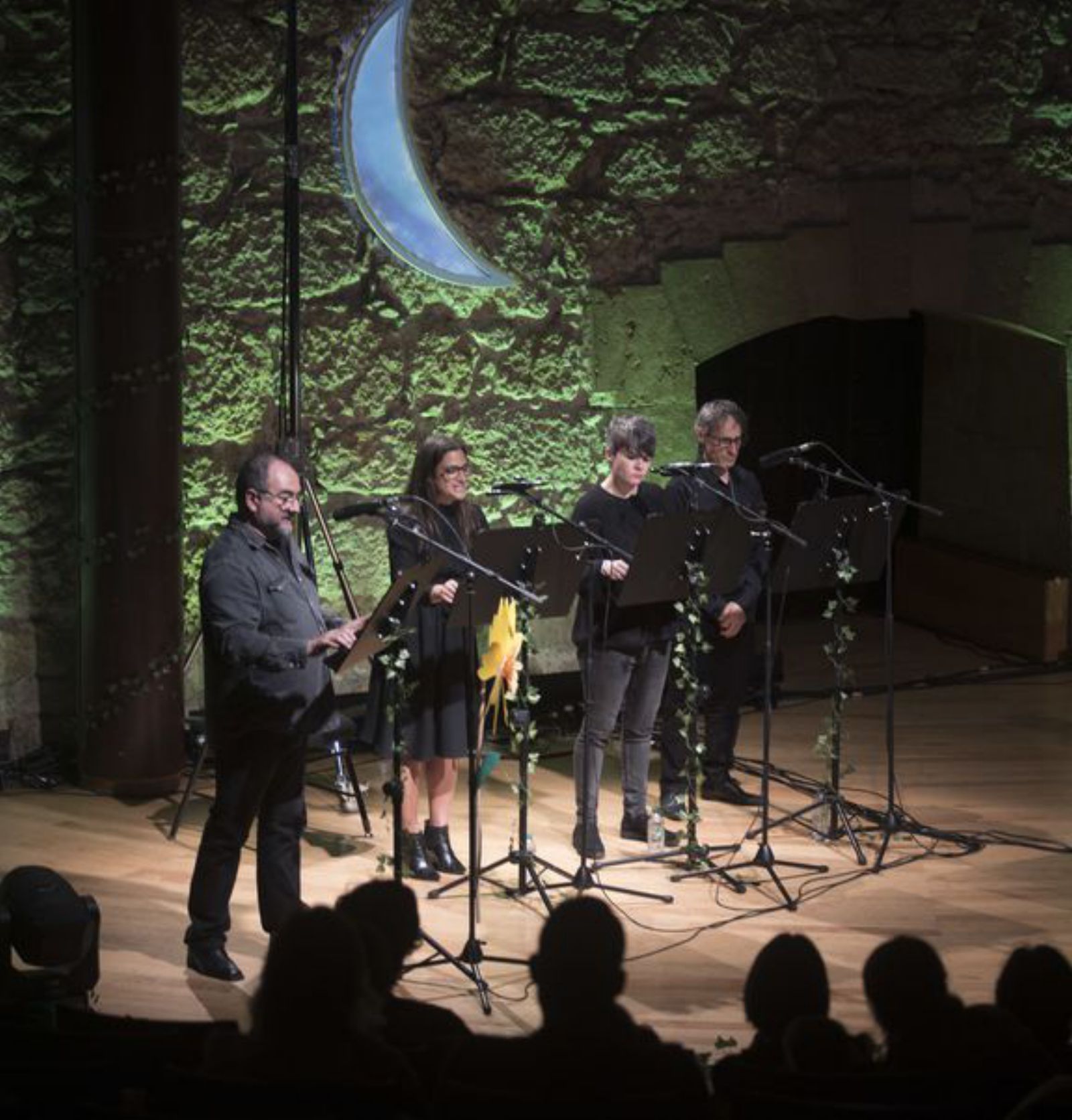 Los actores de «La Chita Callando», durante «El violín mágico» en el Auditorio.