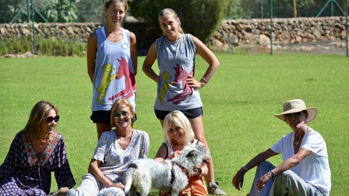 Belén y Laura, veterinaria y directora de Can Gossos, Mari Cruz, Alicia, Eugenia y Belén Herbosch con un cachorro.  