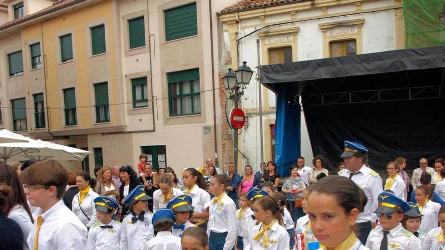 Los alumnos del colegio público, ayer, en el desfile.