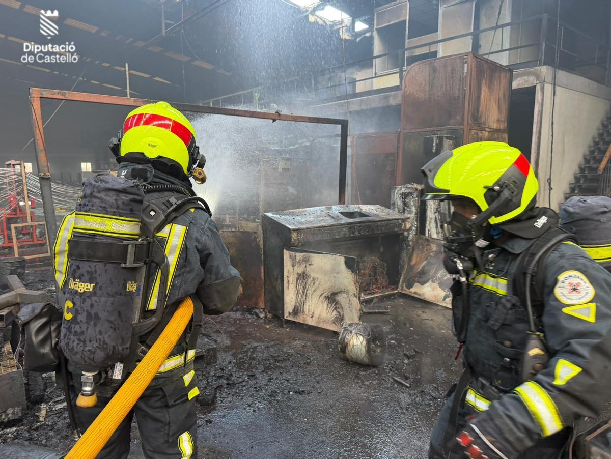 Los bomberos, trabajando este miércoles en el incendio de Nules.