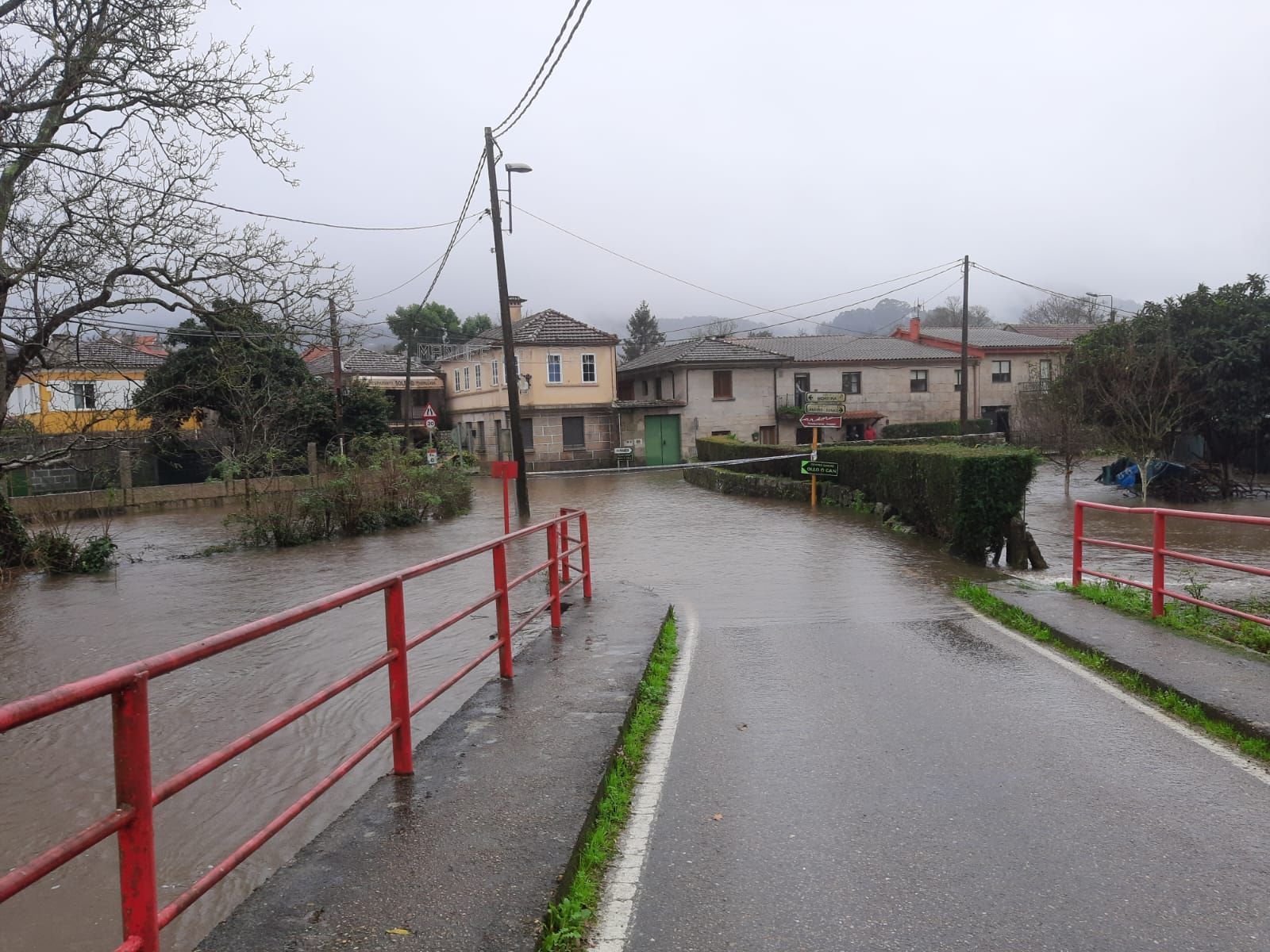 Así estrena el año Gondomar: inundaciones, caída de muros y calles cortadas