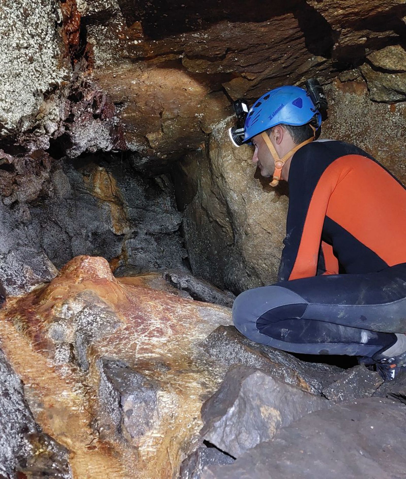 Uno de los investigadores en el interior de una de la furnas.