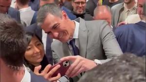 Pedro Sánchez se hace selfis con asistentes al acto con Chery en Barcelona