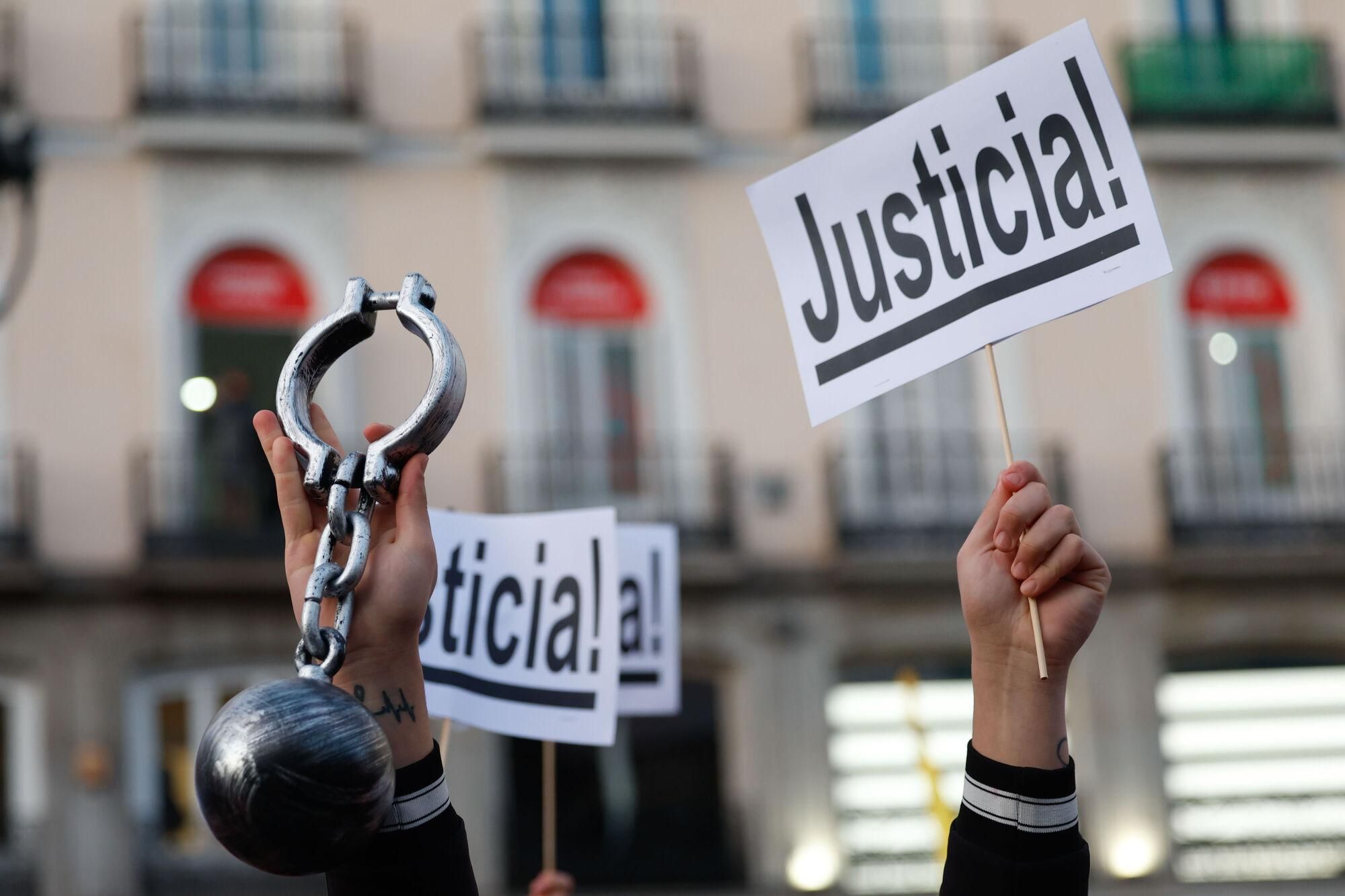 Decenas de personas participan en una manifestación convocada en Madrid para apoyar al candidato opositor Edmundo González como presidente electo de Venezuela, este jueves, en vísperas de la toma de posesión presidencial en Caracas. EFE/ Mariscal