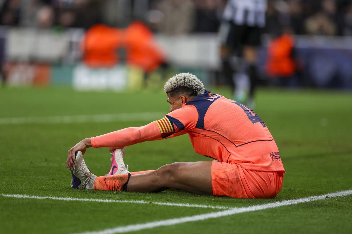 Ronald Araujo hace estiramientos antes de ser sustituido durante el Newcastle-Barça de los cuartos de la Champions 2025/26
