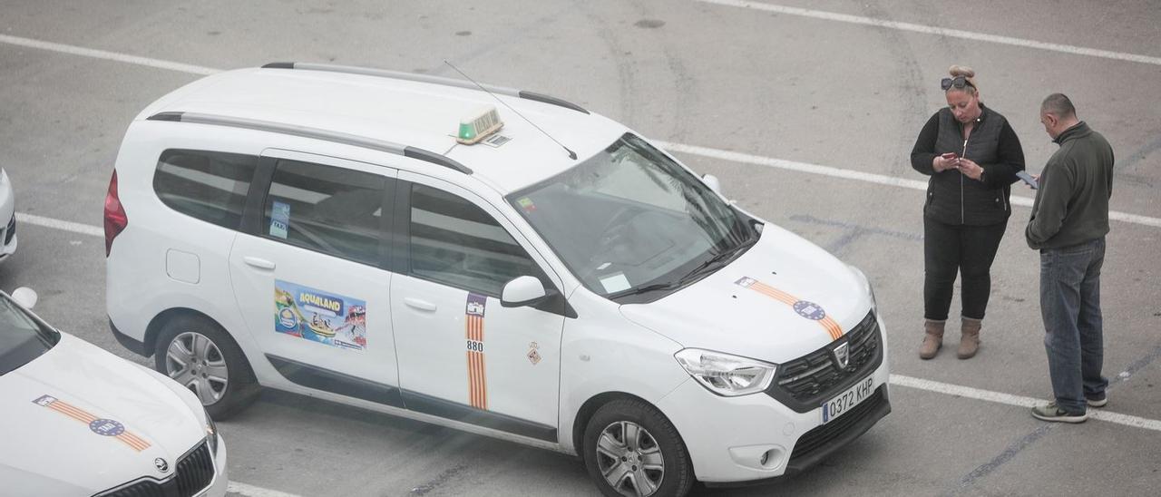 Taxistas a la espera de clientes en el aeropuerto de Son Sant Joan.