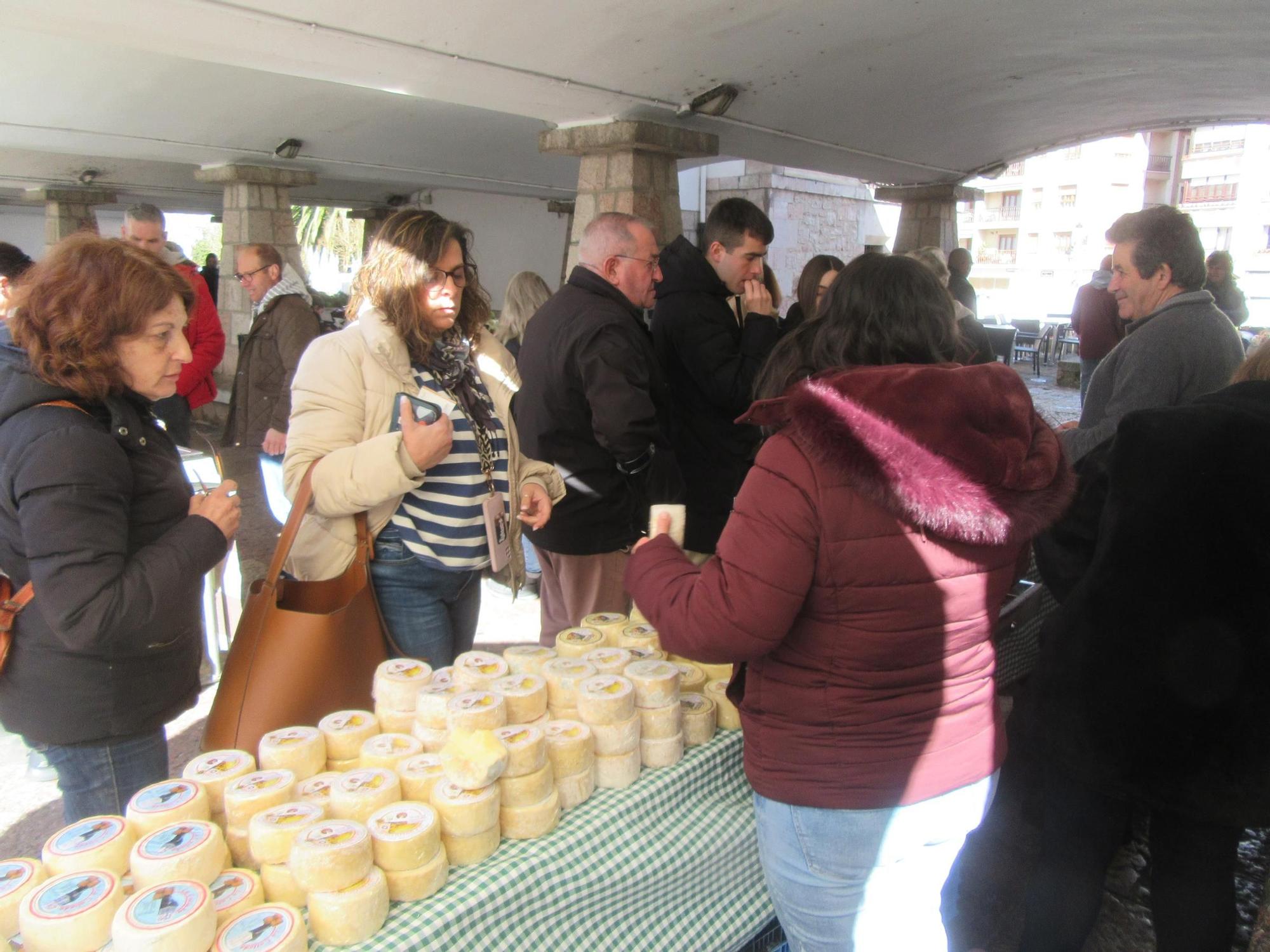 El mercado semanal de Cangas de Onís, a rebosar