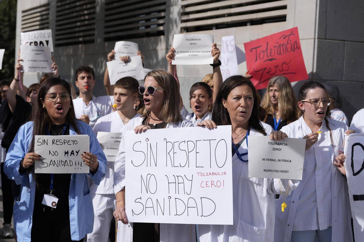 Concentración en el CAP Antón de Borja, en Rubí, tras la agresión de una paciente a una médico el pasado octubre.