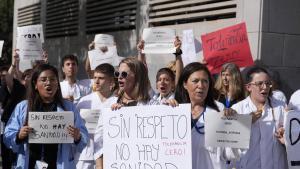 Concentración en el CAP Antón de Borja, en Rubi, tras la agresión de una paciente a una médico el pasado octubre.