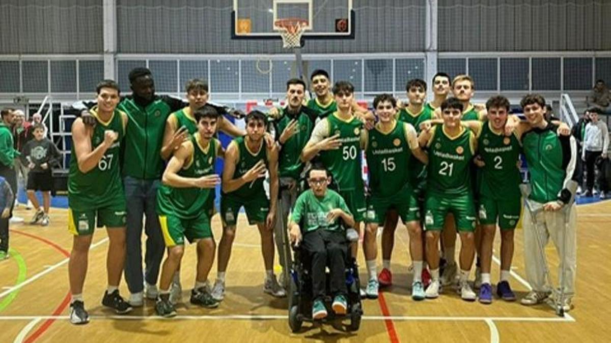 Los jugadores del CB Sueca celebran la victoria al final del partido.