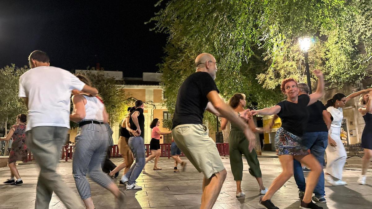 Bailarines de swing se reúnen todos los martes en la Plaza del Pumarejo.