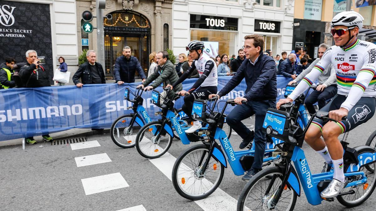 Juan Ayuso, en el criterium de Madrid, junto al alcalde Almeida y el campeón del mundo Van der Poel.