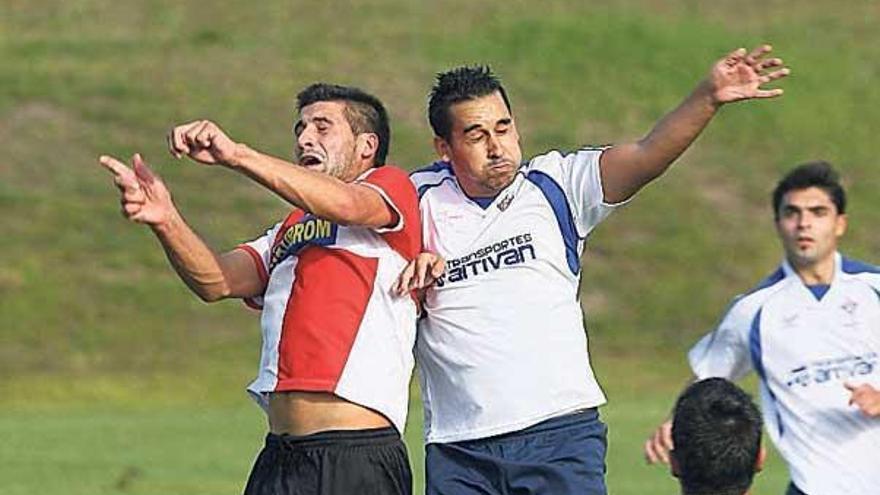 Dos jugadores disputan un balón aéreo en A Lagoa. // Jesús de Arcos