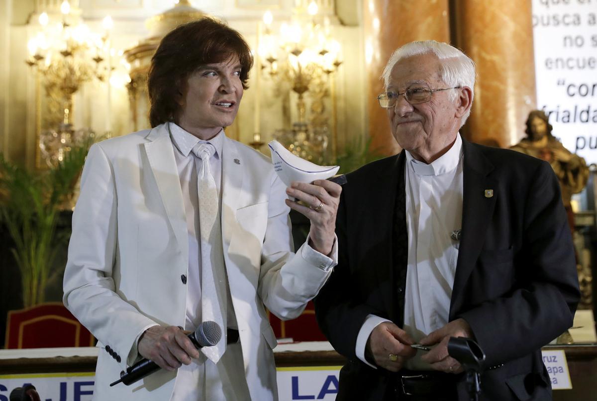 GRA233. MADRID, 05/12/2016.- El cantante Camilo Sesto (i) junto al padre Ángel (d), durante la presentación de su último sencillo, Padre nuestro, que contiene la voz del papa Francisco, hoy en la madrileña iglesia de San Antón. EFE/Chema Moya