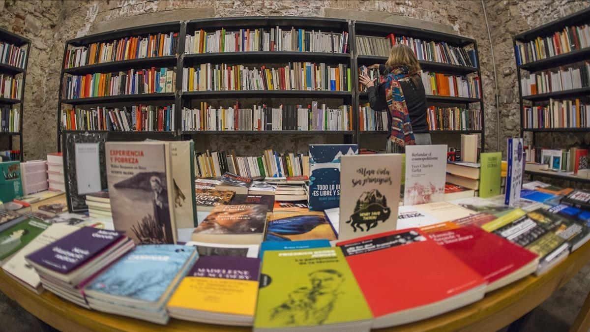 Estanterías de la librería Calders de Barcelona.