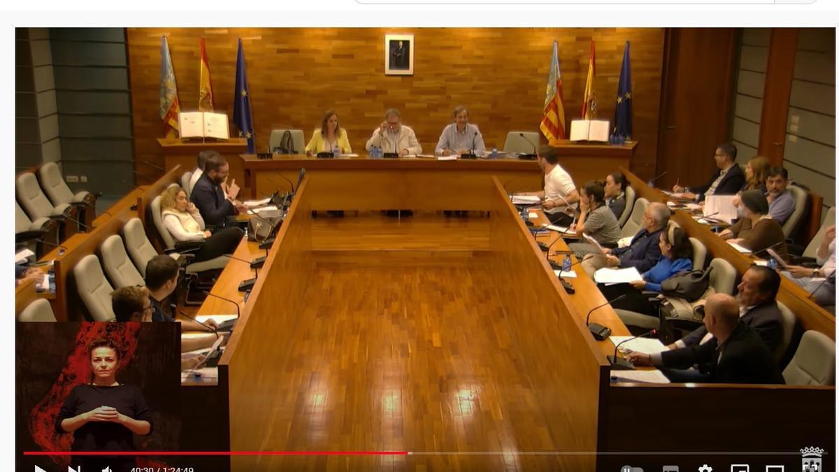 Pleno celebrado ayer en Torrent con la ausencia de varios concejales del PP.