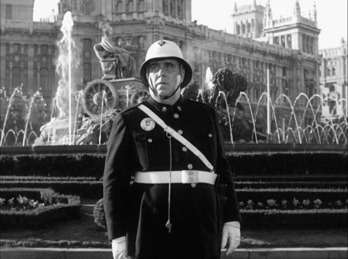 El actor Manolo Morán en el papel de Manolo Martínez, protagonista de 'Manolo, guardia urbano' (1956), en Cibeles.