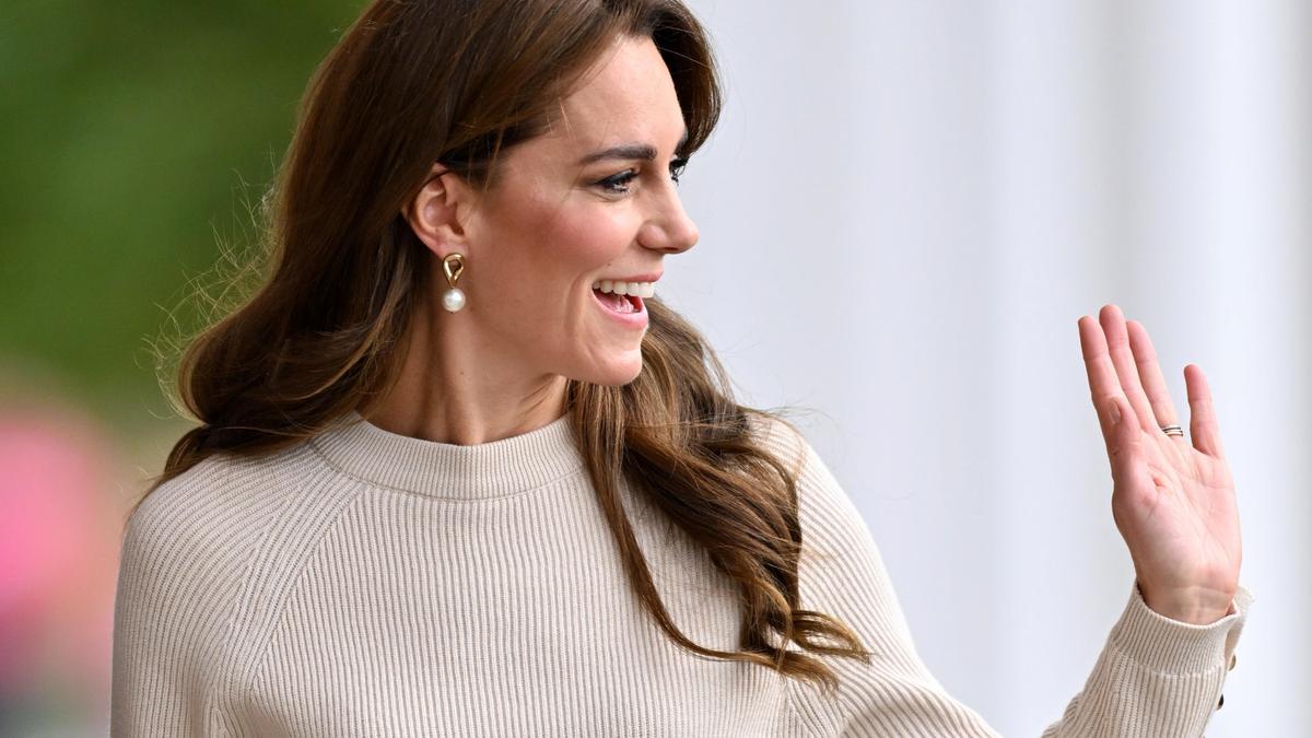 Kate Middleton se olvida de los trajes para lucir el conjunto de punto más favorecedor de la temporada