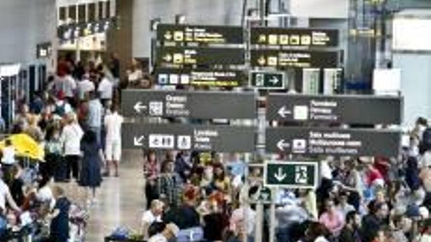 Colas de pasajeros en las instalaciones del aeropuerto de Alicante-Elche