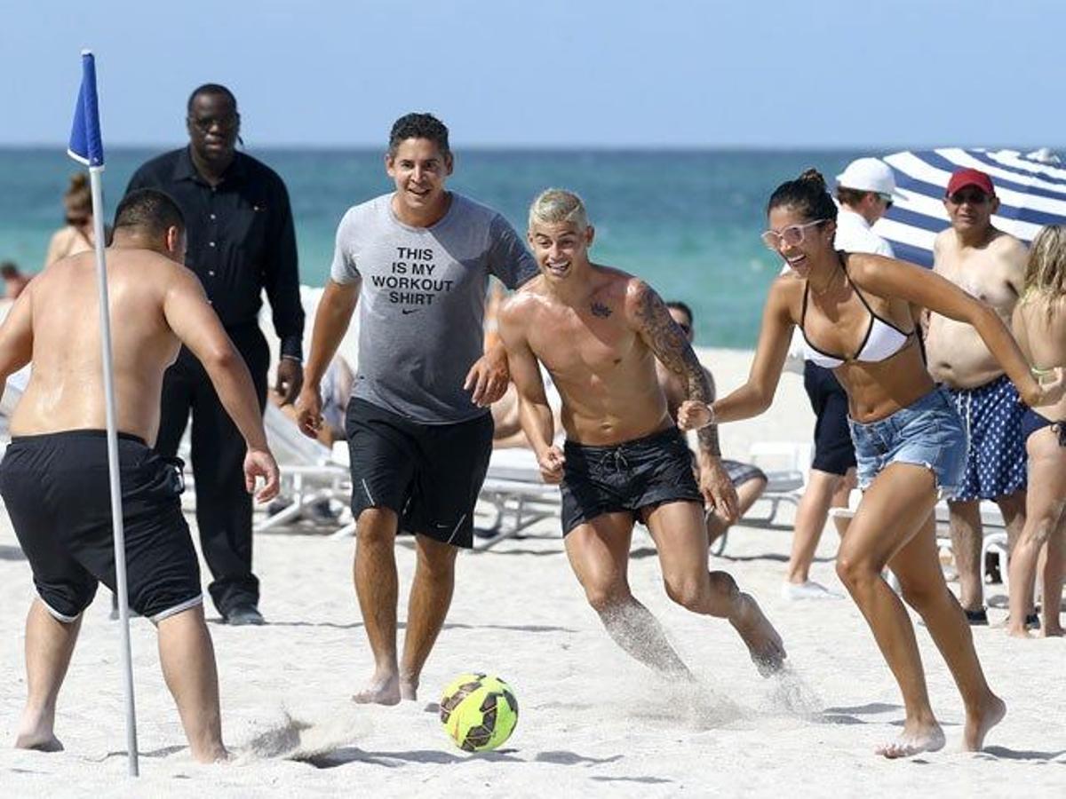 James Rodríguez, con nuevo look, se divierte en las playas de Miami
