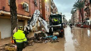 Maquinària treballant per netejar els carrers de València després de la riuada