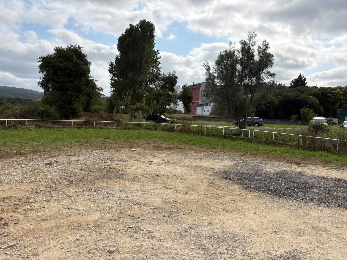 Zona na que se habilitarán os aparcadoiros, fronte ao parque Bouzas.