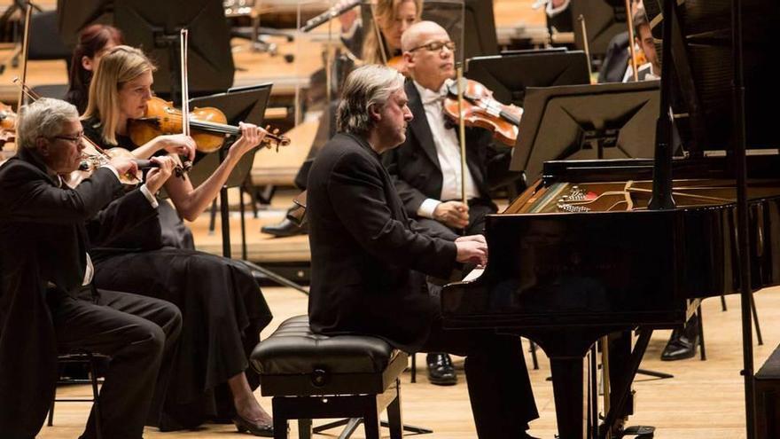 Douglas, al piano, acompañado de la OSPA en el concierto de ayer por la tarde en Oviedo.