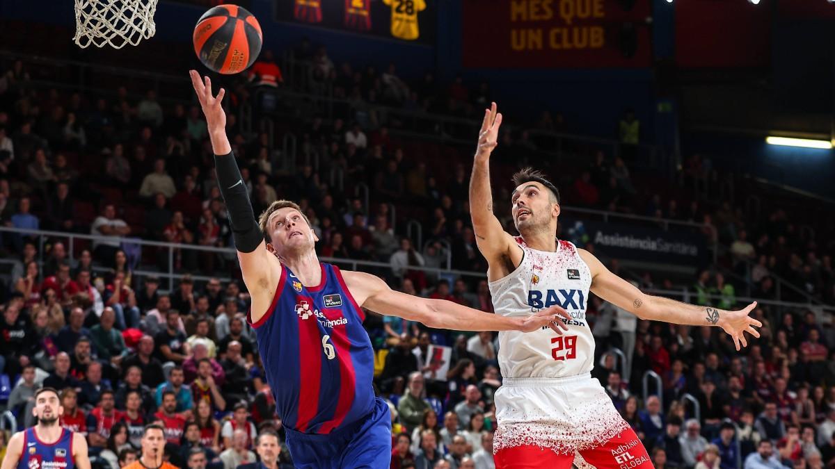 Pierre Oriola, ante Jan Vesely en un partido de la Liga Endesa