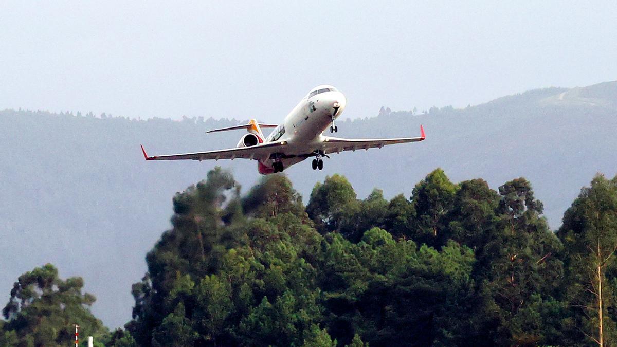 Avión CRJ-200 de Air Nostrum en el aeropuerto de Peinador rumbo a Bilbao