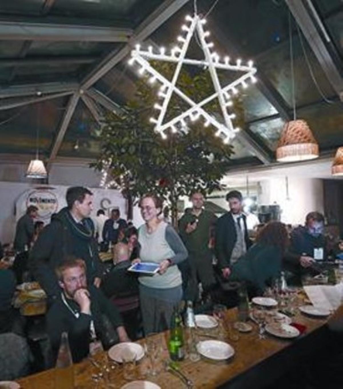 Celebración de simpatizantes y miembros del Movimientos 5 Estrellas en Roma, el lunes pasado.