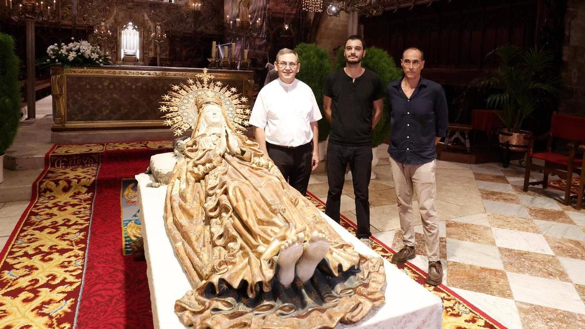 Alfredo Álvarez, a la derecha, con la Virgen Dormida de la Catedral