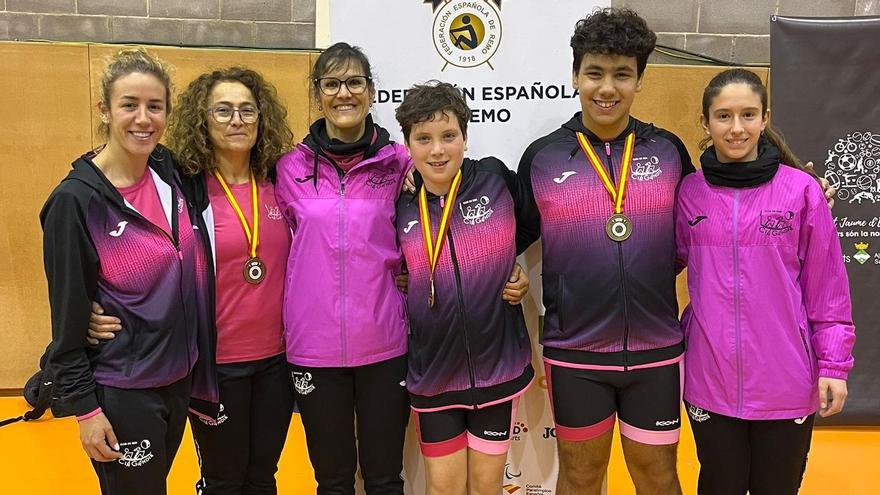 Deportistas y entrenadora del Cia Gandia tras el Campeonato de España