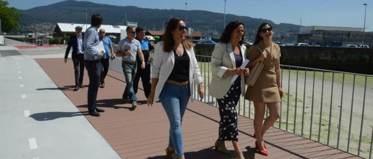 Marta Freire, Susana Lenguas y Leticia Santos en el paseo renovado con otros ediles del bipartito y el portavoz del PP, Vicente Verdeal. | G.N.